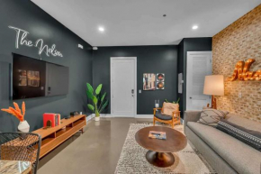 Modern Condo King Bed Free Parking Downtown